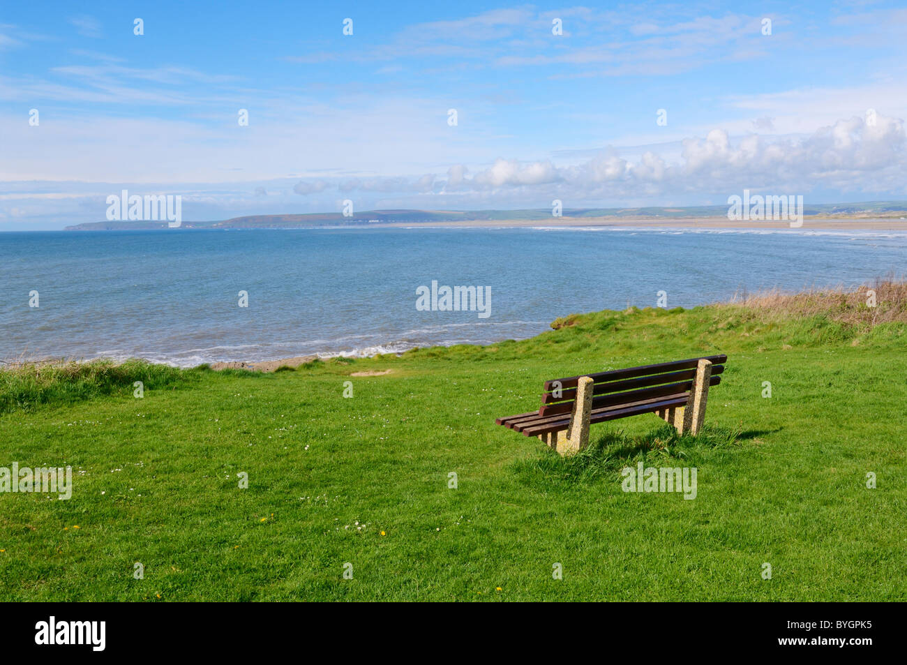 Una panchina che si affaccia sulla baia di Bideford a Westward ho! Sulla costa nord del Devon, Inghilterra. Foto Stock