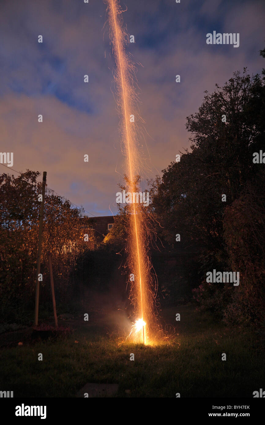 Un'esposizione estesa che mostra le tracce dei fuochi d'artificio di un razzo da giardino mentre si lancia in aria, Londra, Regno Unito. Foto Stock