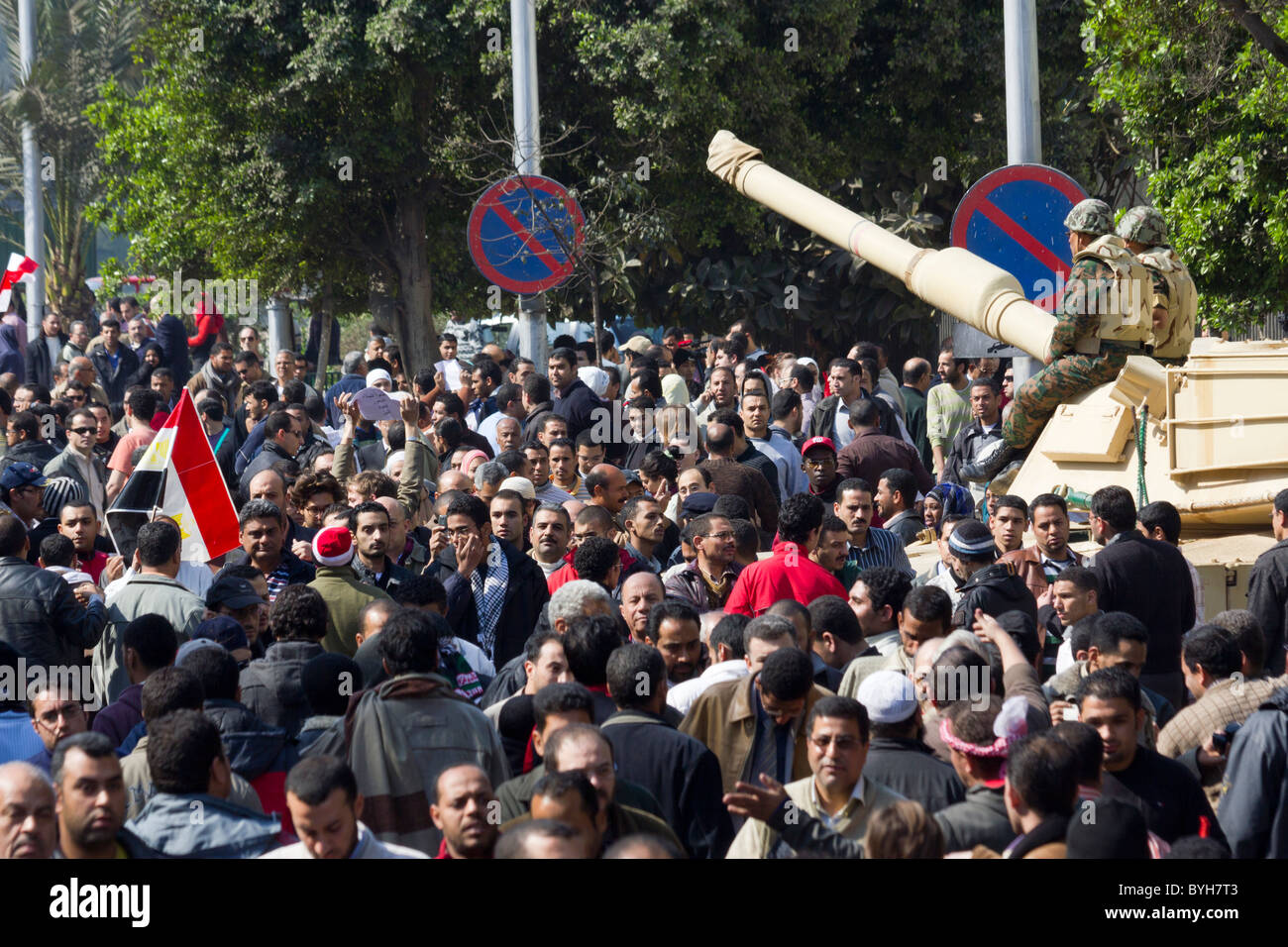 Anti-Mubarak i manifestanti che si spostano oltre checkpoint esercito verso la forma Tahrir ponte verso Piazza Tahrir al Cairo, Egitto Foto Stock