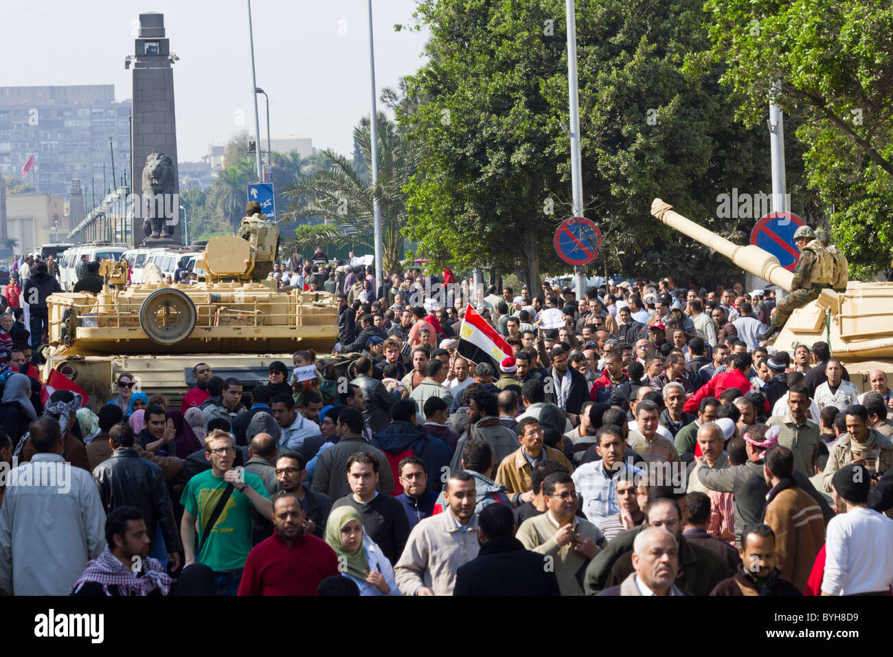 Anti-Mubarak i manifestanti che si spostano oltre checkpoint esercito verso la forma Tahrir ponte verso Piazza Tahrir al Cairo, Egitto Foto Stock