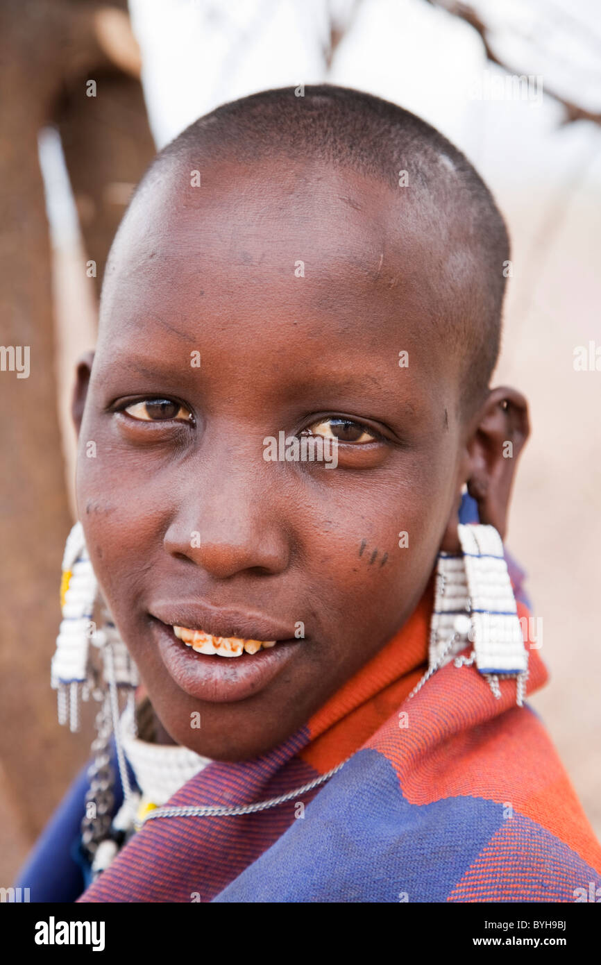 Ritratto di Maasai in Tanzania settentrionale, Africa Foto Stock