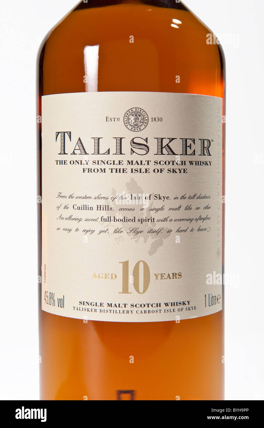 L'etichetta su una bottiglia di Talisker single malt Scotch whisky realizzato sull'Isola di Skye in Scozia Foto Stock