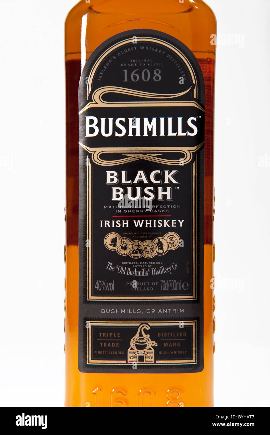 L'etichetta su una bottiglia di Bushmills Black Bush Irish whiskey realizzato nella contea di Antrim Irlanda del Nord Foto Stock
