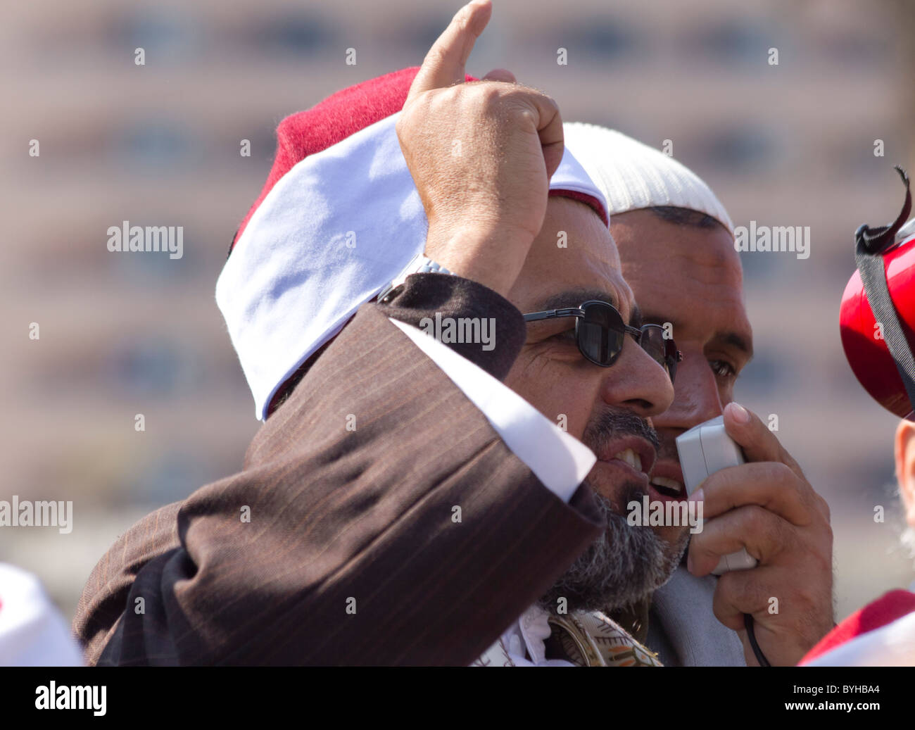 Figura religiosa rendono la conversazione in anti-Mubarak proteste a Piazza Tahrir al Cairo, Egitto Foto Stock