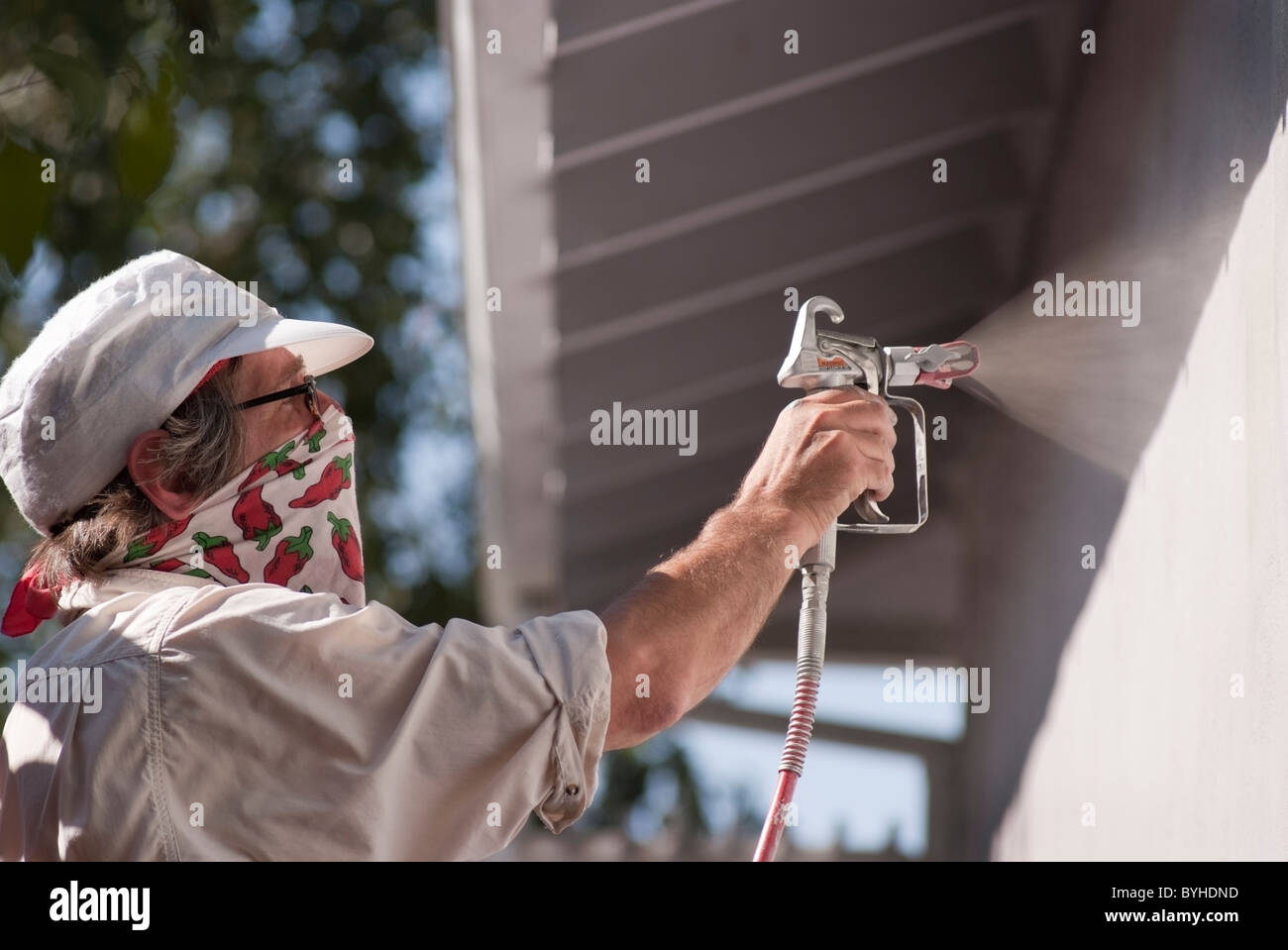 Proprietario della pittura la parte esterna di un unica famiglia, ranch stile home in San Jose, CA prima di mettere la casa in vendita. Foto Stock