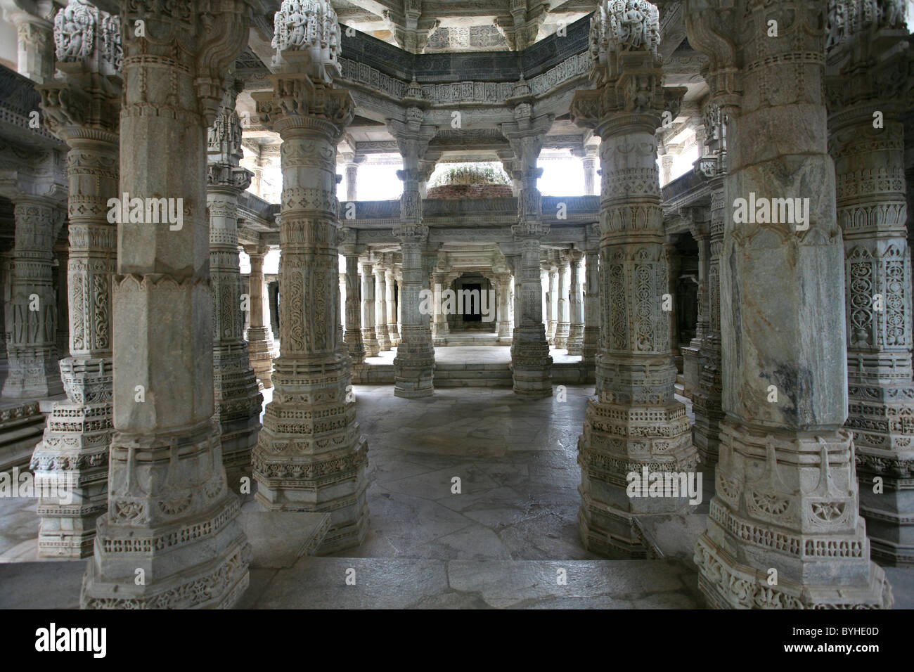 Interno del marmo di Jain Adishwar Chaumukha Mandir Tempio Ranakpur, Rajasthan Foto Stock