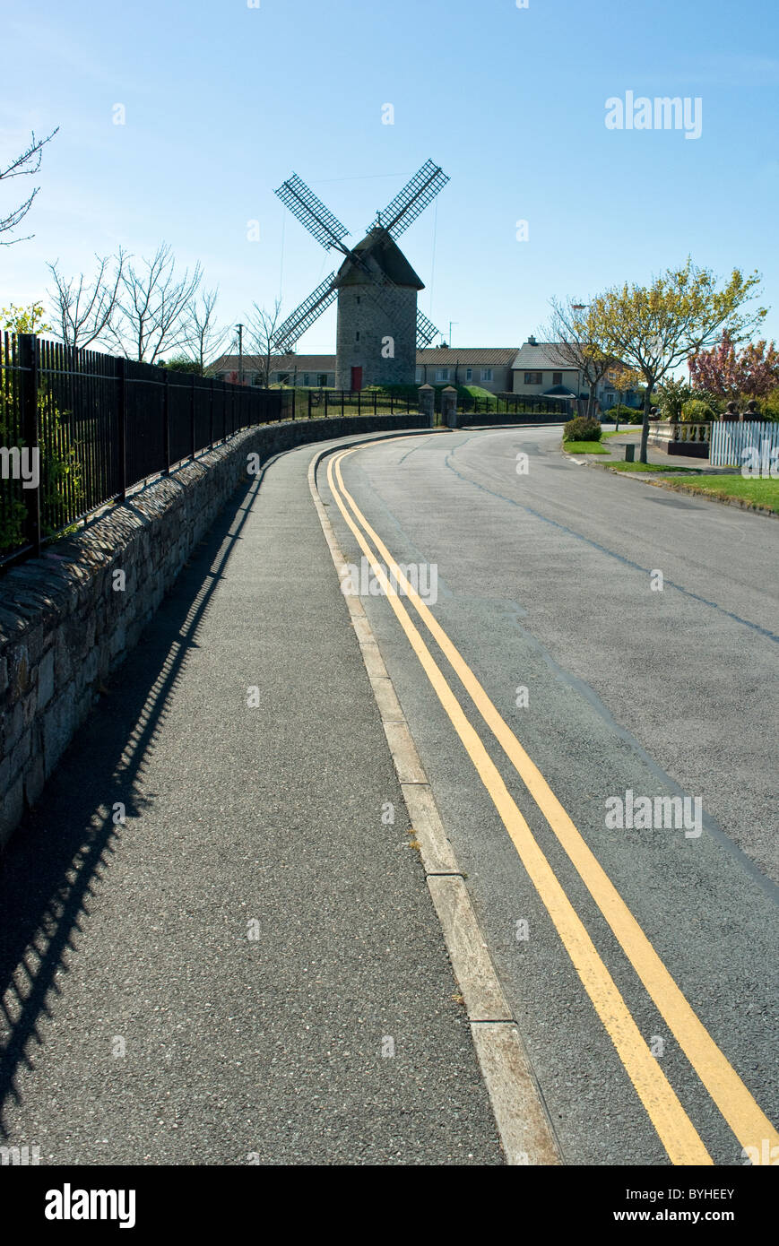 Una strada e il percorso che conduce fino a uno dei mulini a vento restaurato a mulini di Skerries Skerries regione settentrionale della contea di Dublino in Irlanda Foto Stock