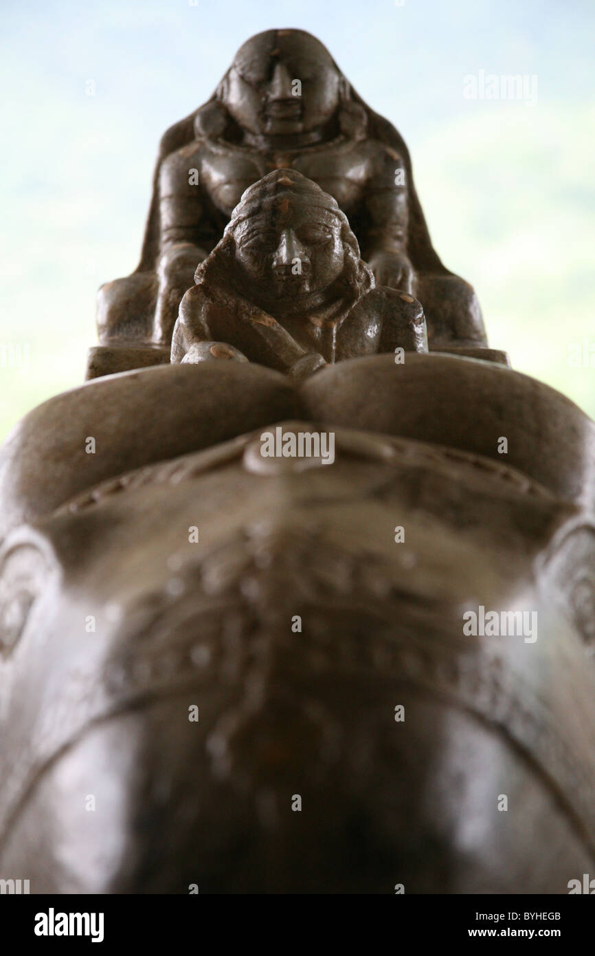 Marmo scolpito le figure su un elefante a giainista Chaumukha Adishwar Mandir Tempio Ranakpur, Rajasthan Foto Stock