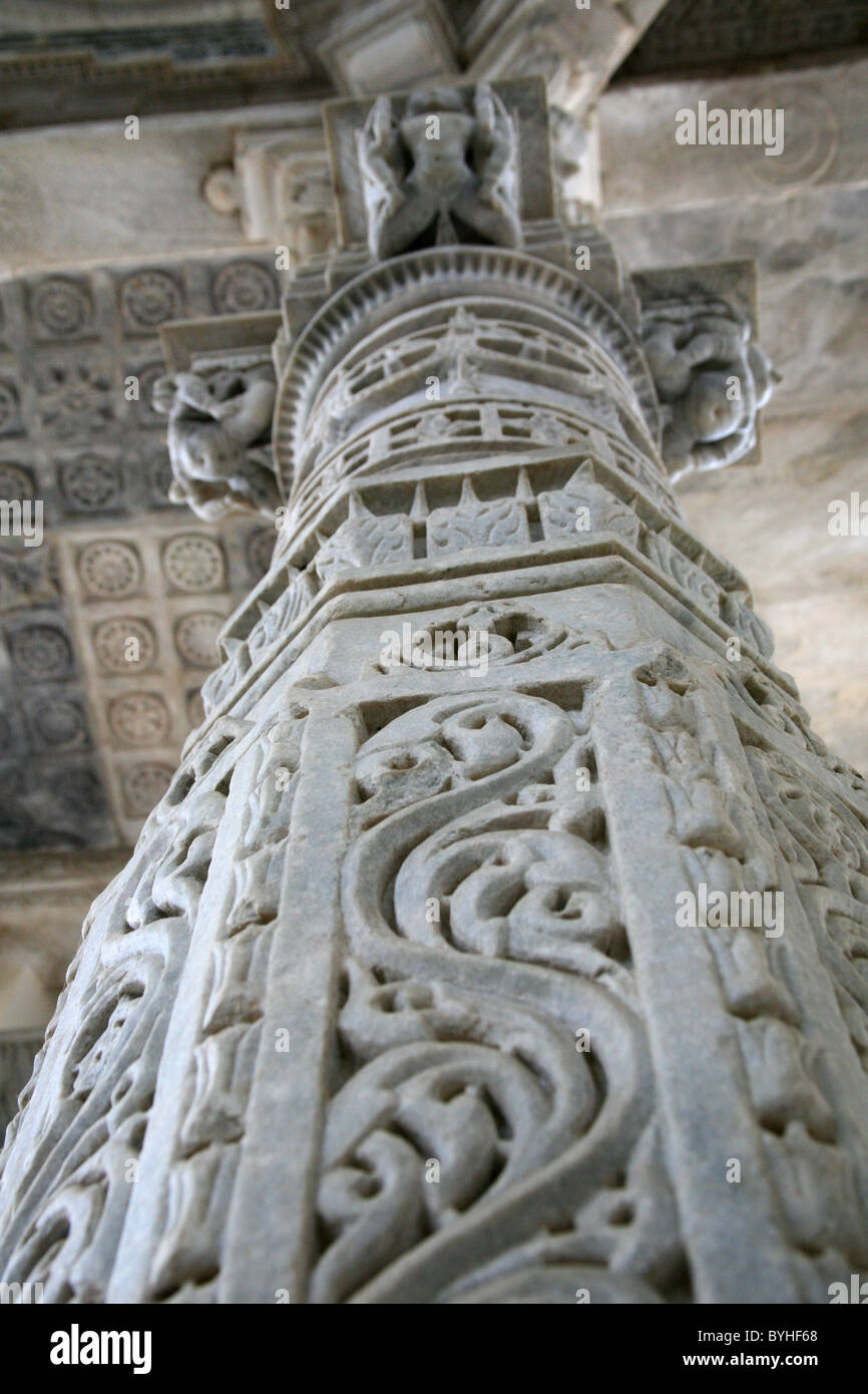 Struttura interna che mostra colonne scolpite in marmo Adishwar Giainista Chaumukha Mandir Tempio Ranakpur, Rajasthan Foto Stock