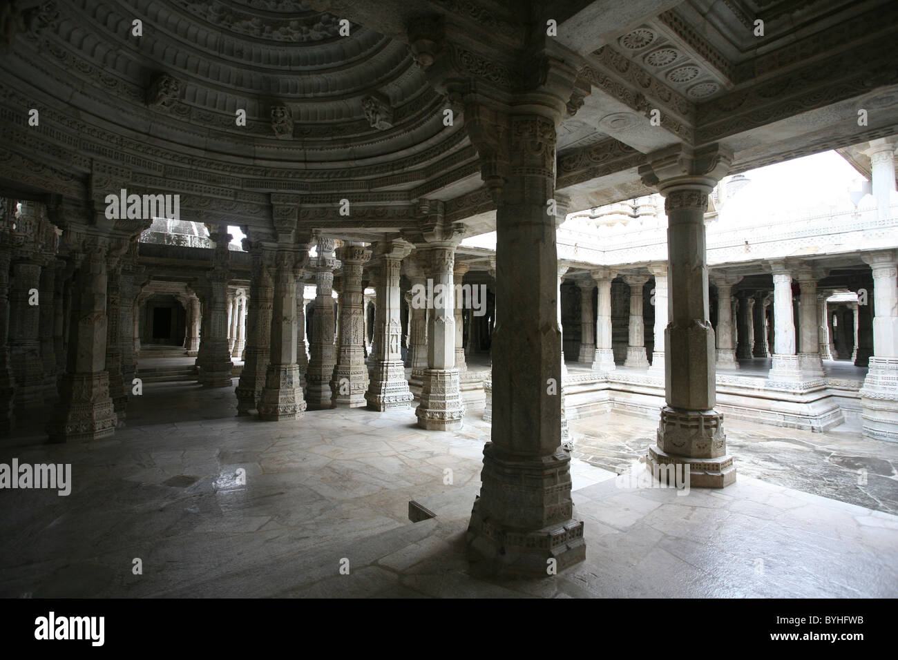 Struttura interna che mostra colonne scolpite in marmo Adishwar Giainista Chaumukha Mandir Tempio Ranakpur, Rajasthan Foto Stock