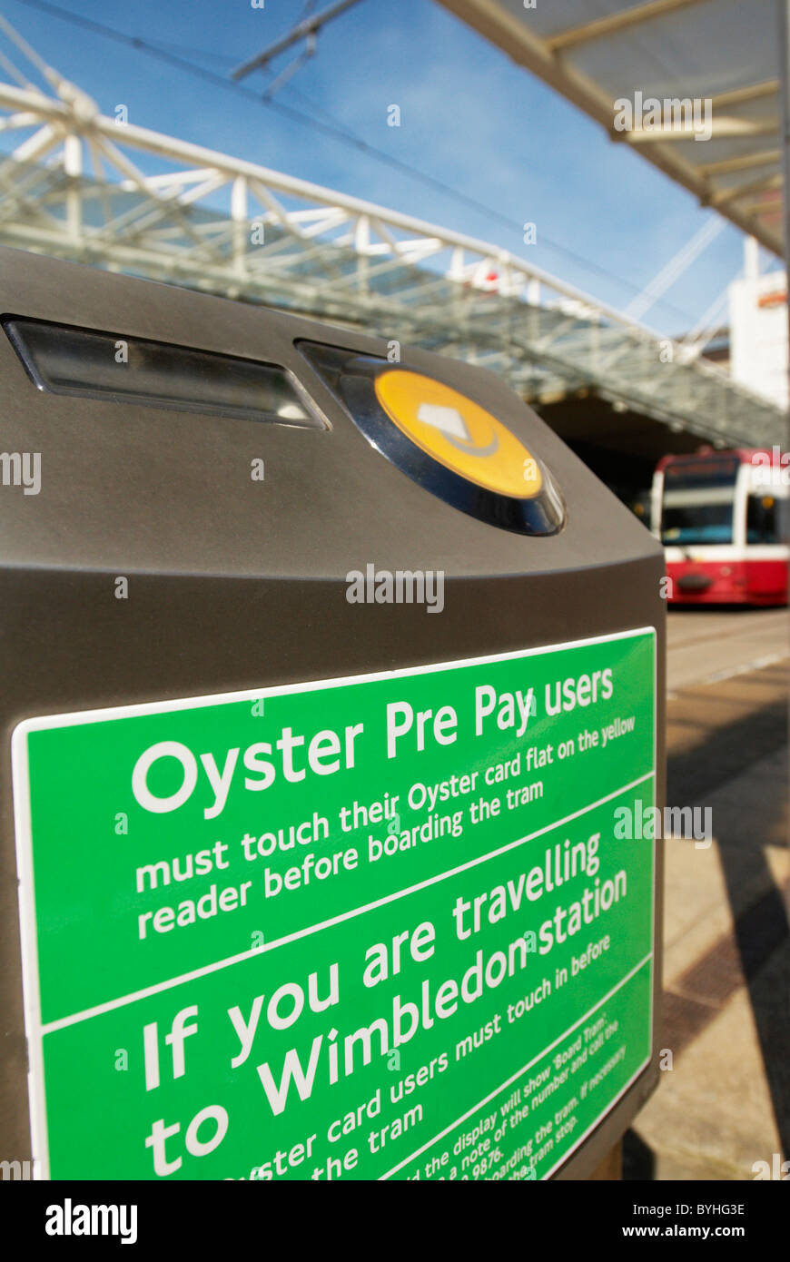 Oyster card utenti pre pay dispositivo di scansione sul servizio Tramlink a Croydon South London REGNO UNITO Foto Stock