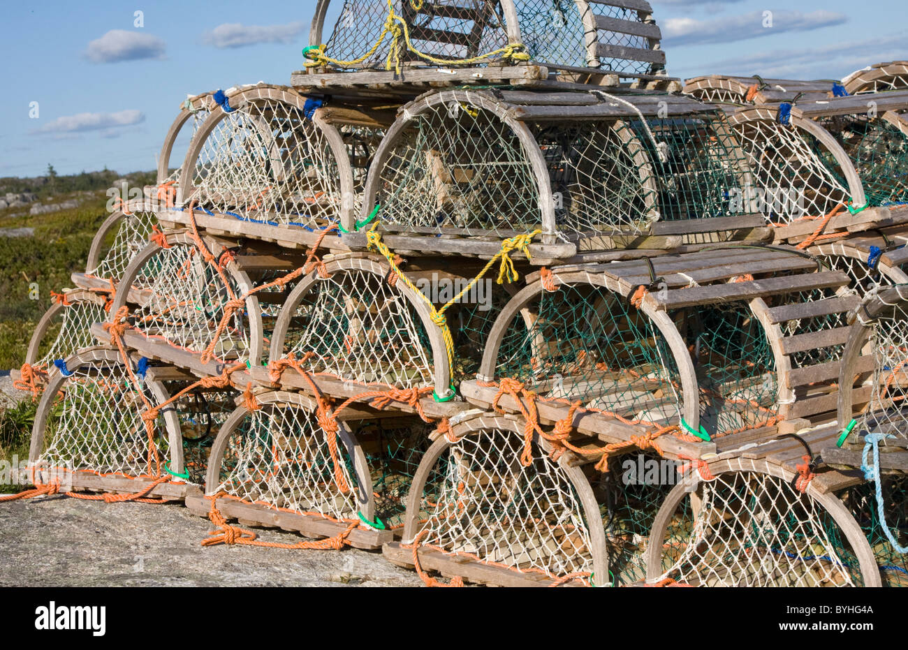 Vecchio trappole a base di aragosta su terra, Nova Scotia, Canada Foto Stock