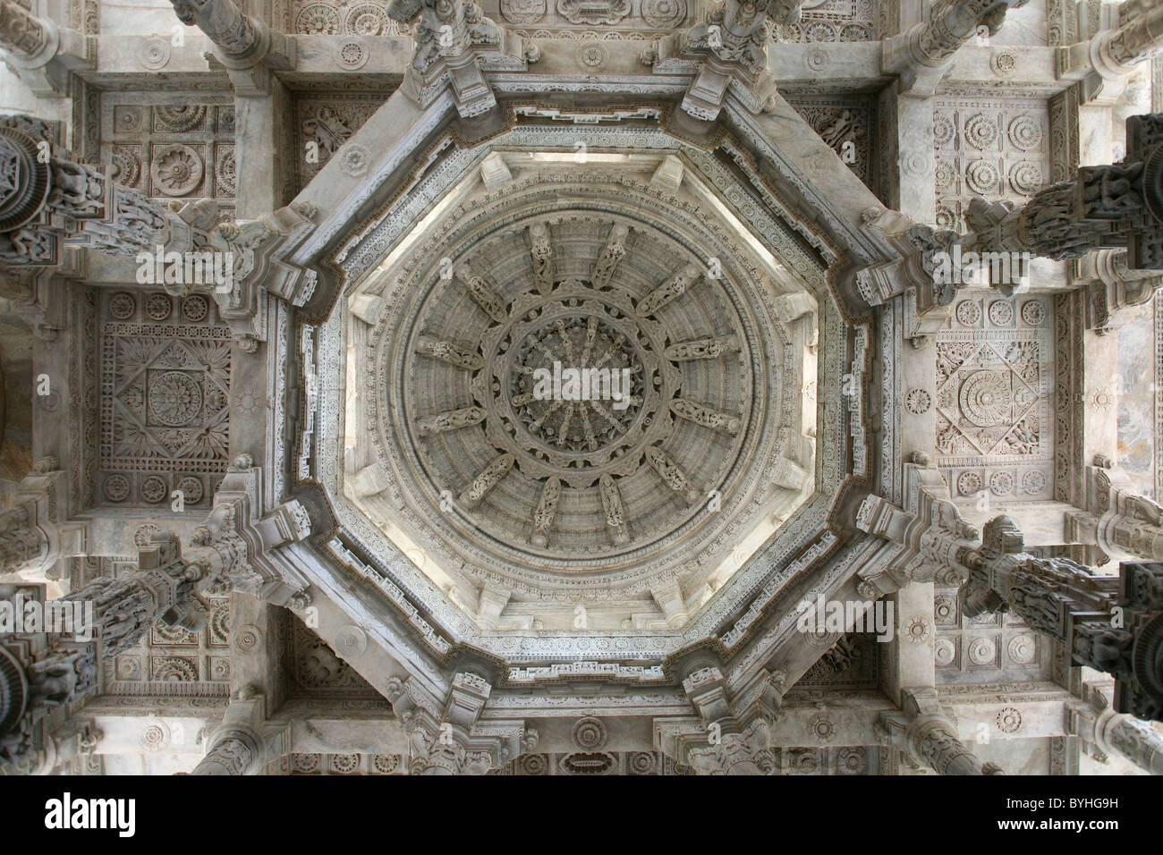 Soffitto intagliato di una cupola a Adishwar Chaumukha Mandir tempio Jain, Ranakpur, Rajasthan Foto Stock