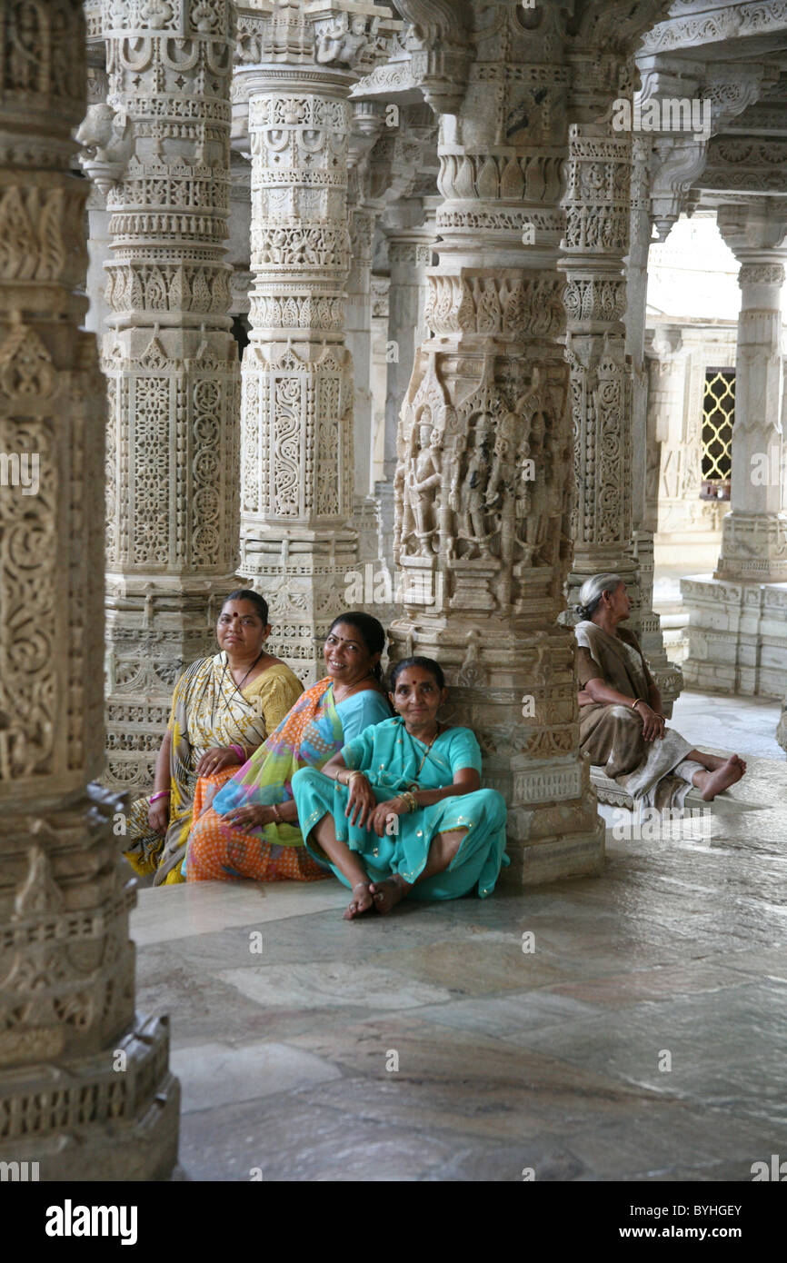 Le donne di pellegrini in appoggio in marmo di Jain Adishwar Chaumukha Mandir Tempio Ranakpur, Rajasthan Foto Stock