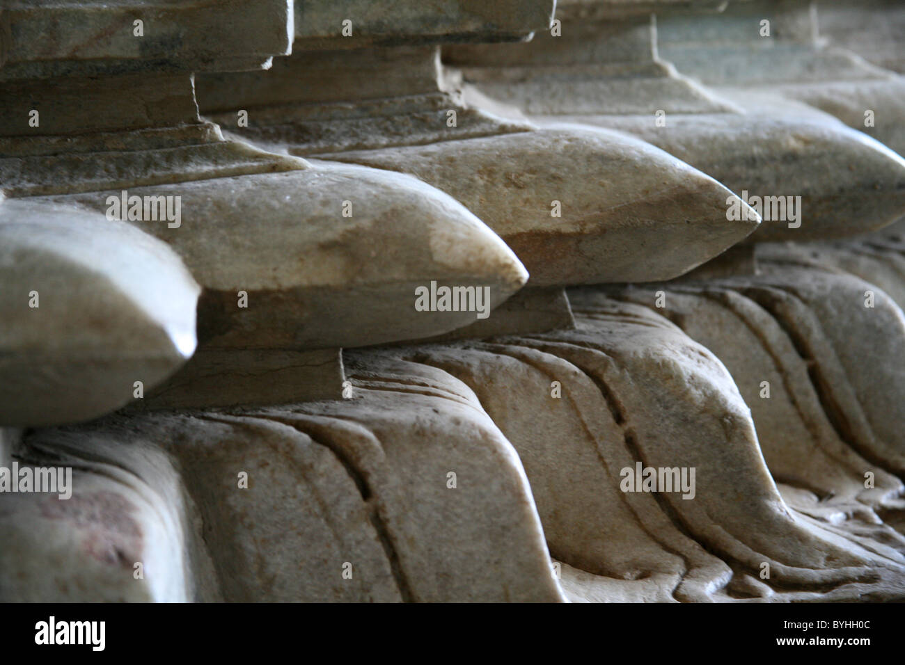 Marmo scolpito design presso Adishwar Chaumukha Mandir tempio Jain di Ranakpur, Rajasthan Foto Stock