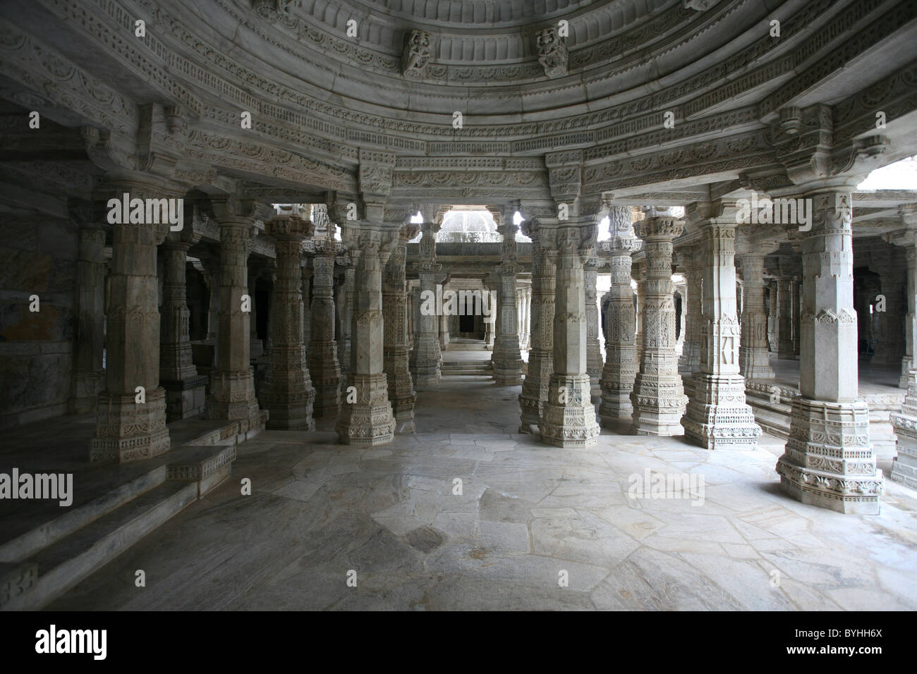 Bianco intagliato colonne di marmo e il soffitto a Adishwar Chaumukha Mandir tempio Jain di Ranakpur, Rajasthan Foto Stock