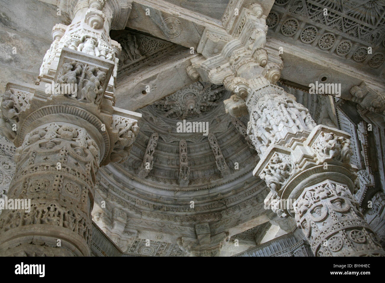 Bianco intagliato colonne di marmo e il soffitto a Adishwar Chaumukha Mandir tempio Jain di Ranakpur, Rajasthan Foto Stock