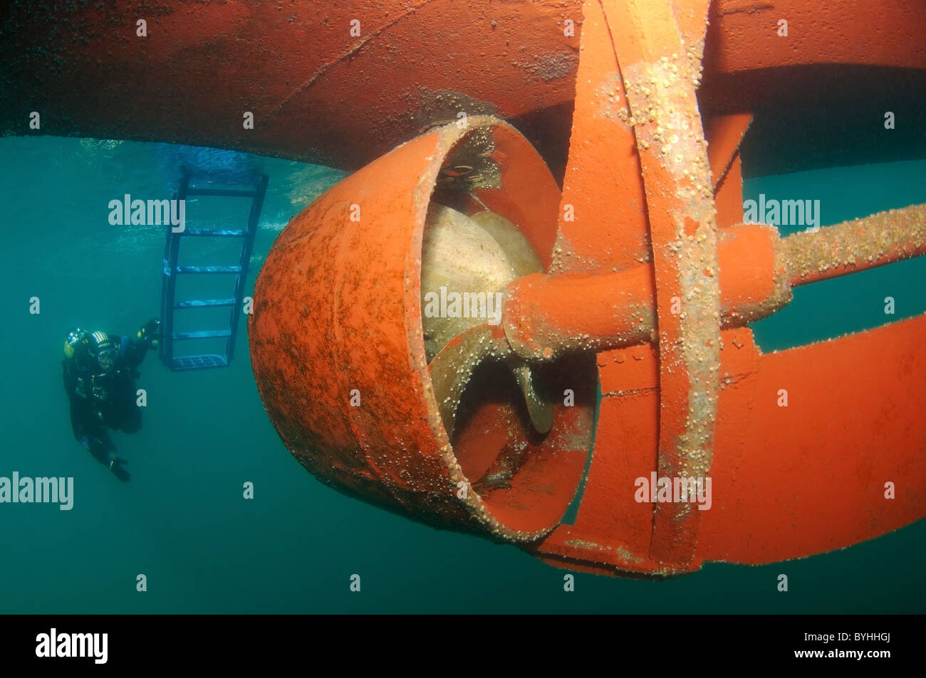 Il subacqueo esamina la vite della barca divin Foto Stock