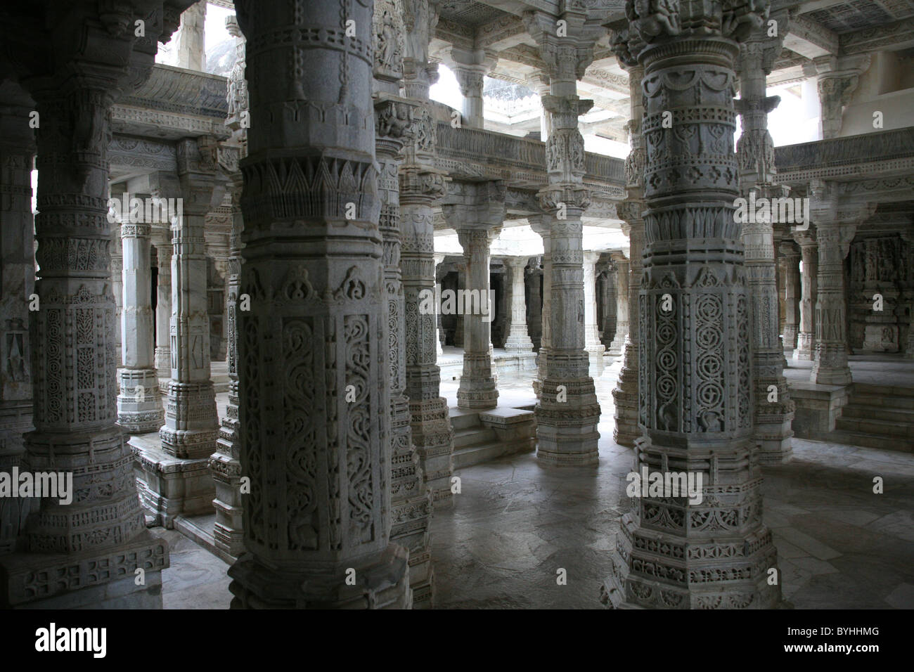 Scolpito in marmo bianco pilastri a Adishwar Chaumukha Mandir tempio Jain di Ranakpur, Rajasthan Foto Stock