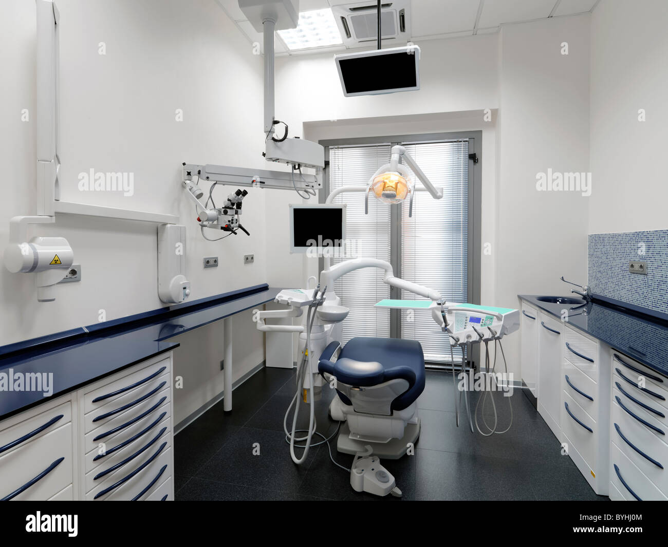 Blu moderno poltrona odontoiatrica nella moderna chirurgia dentale Foto Stock