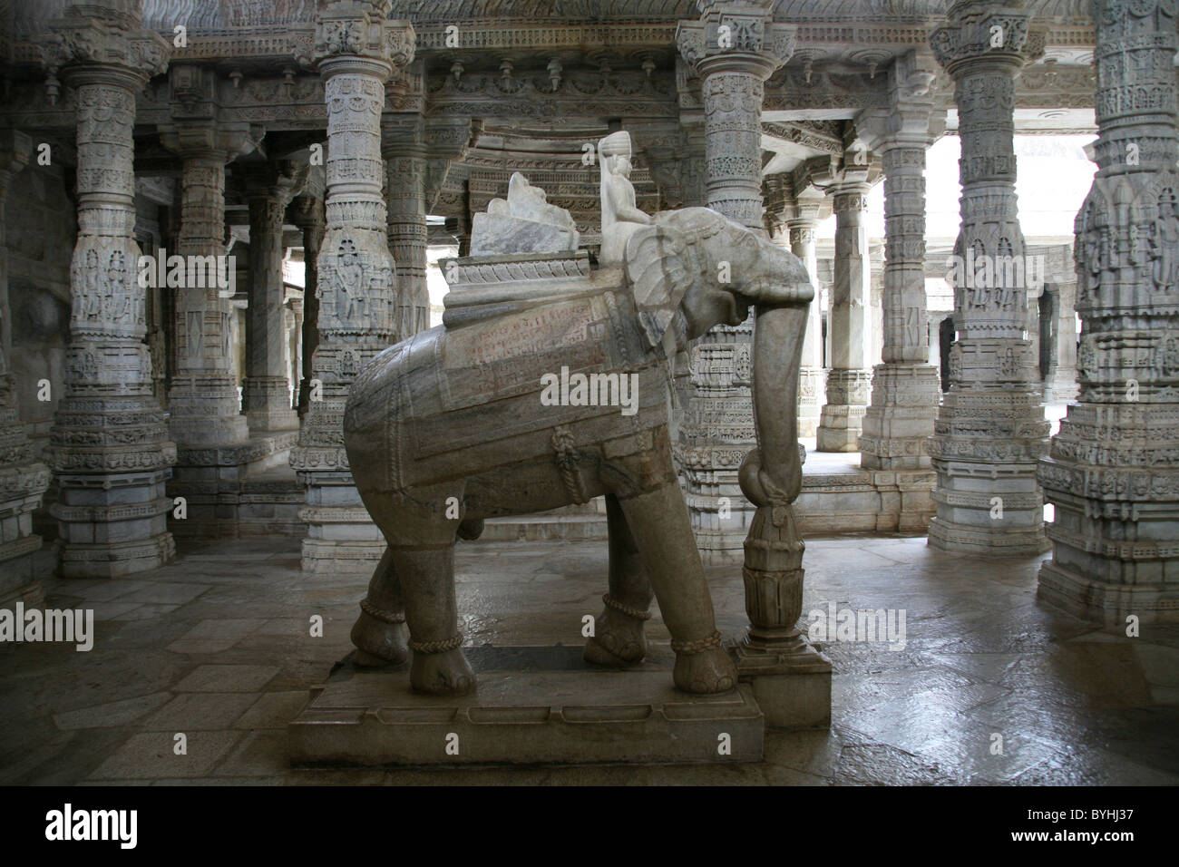 Scolpito in marmo bianco elefante a Adishwar Chaumukha Mandir tempio Jain di Ranakpur, Rajasthan Foto Stock