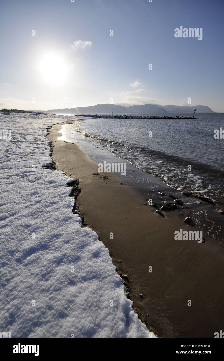 West Shore Llandudno inverno scena costiere guardando verso Conwy Mountain Foto Stock