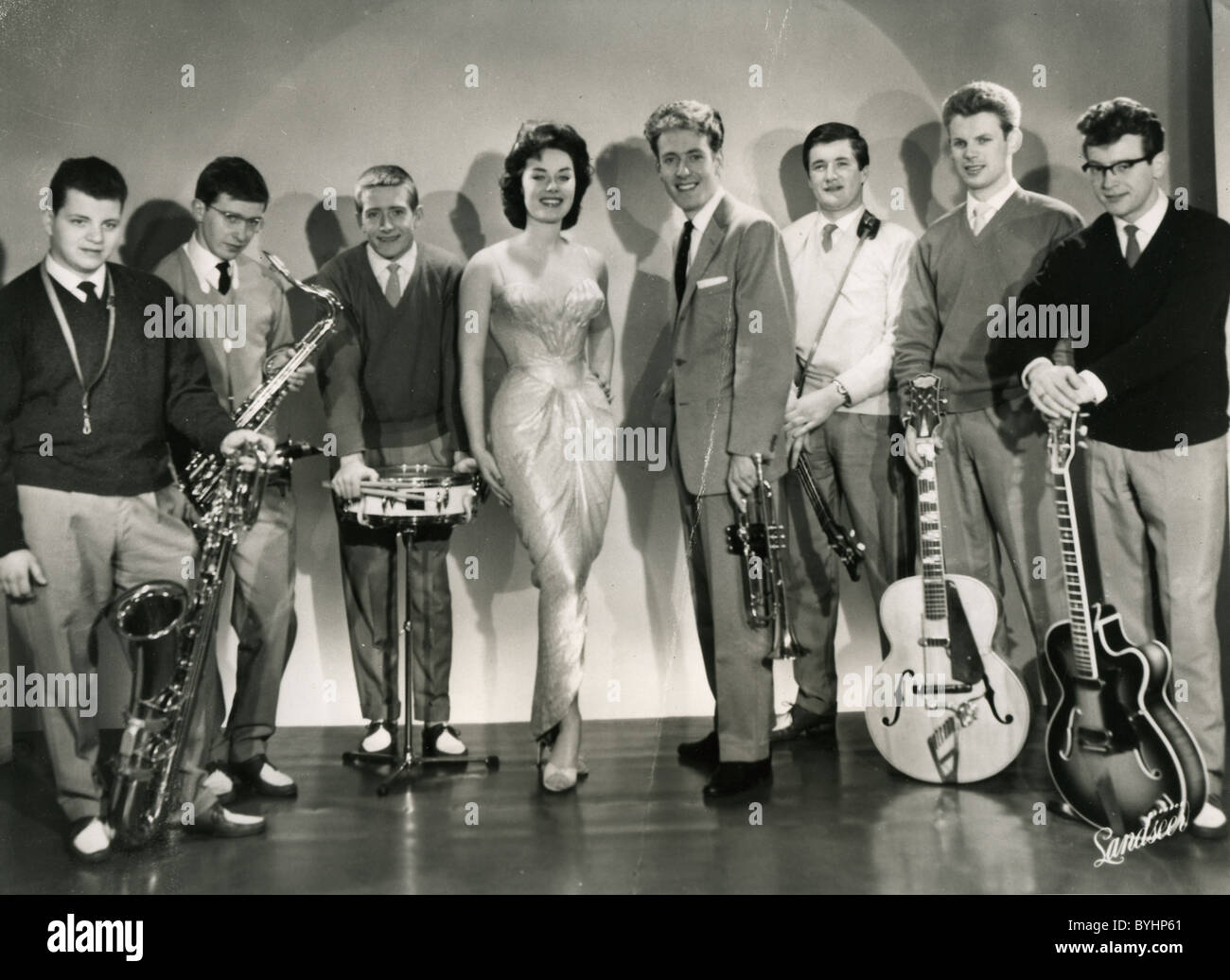 JOHN BARRY SETTE UK gruppo di musica con Barry il quarto da destra accanto al cantante Liza Pagina, sorella del cantante Jill giorno, circa 1958 Foto Stock