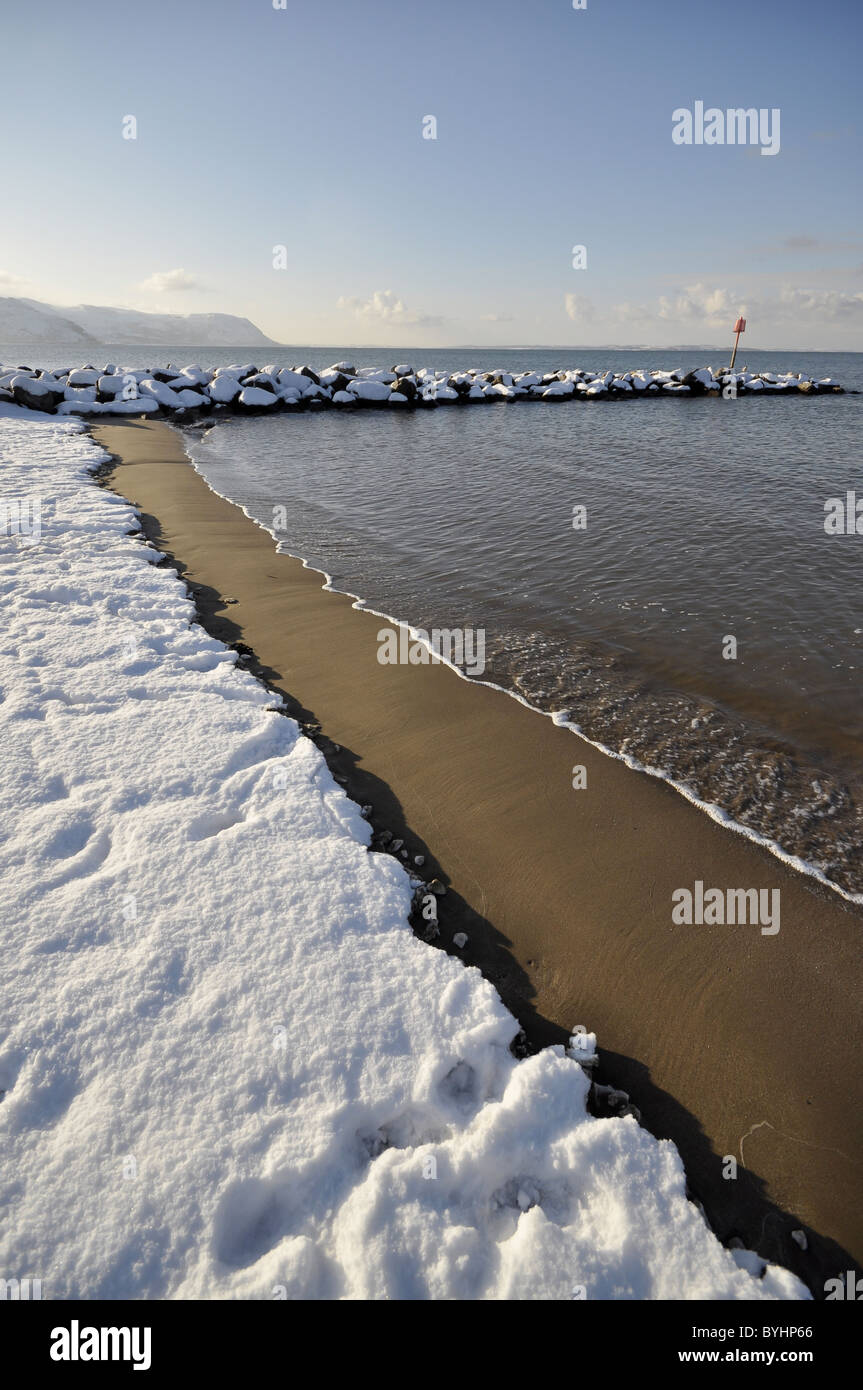 West Shore Llandudno inverno scena costiere guardando verso Conwy Mountain Foto Stock