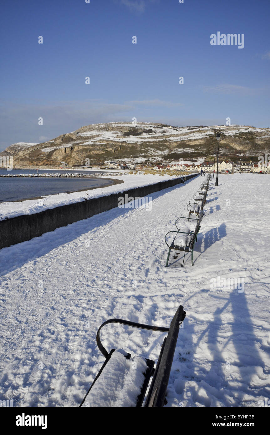 West Shore Promenade Llandudno inverno scena costiere guardando verso il grande testa Ormes Foto Stock