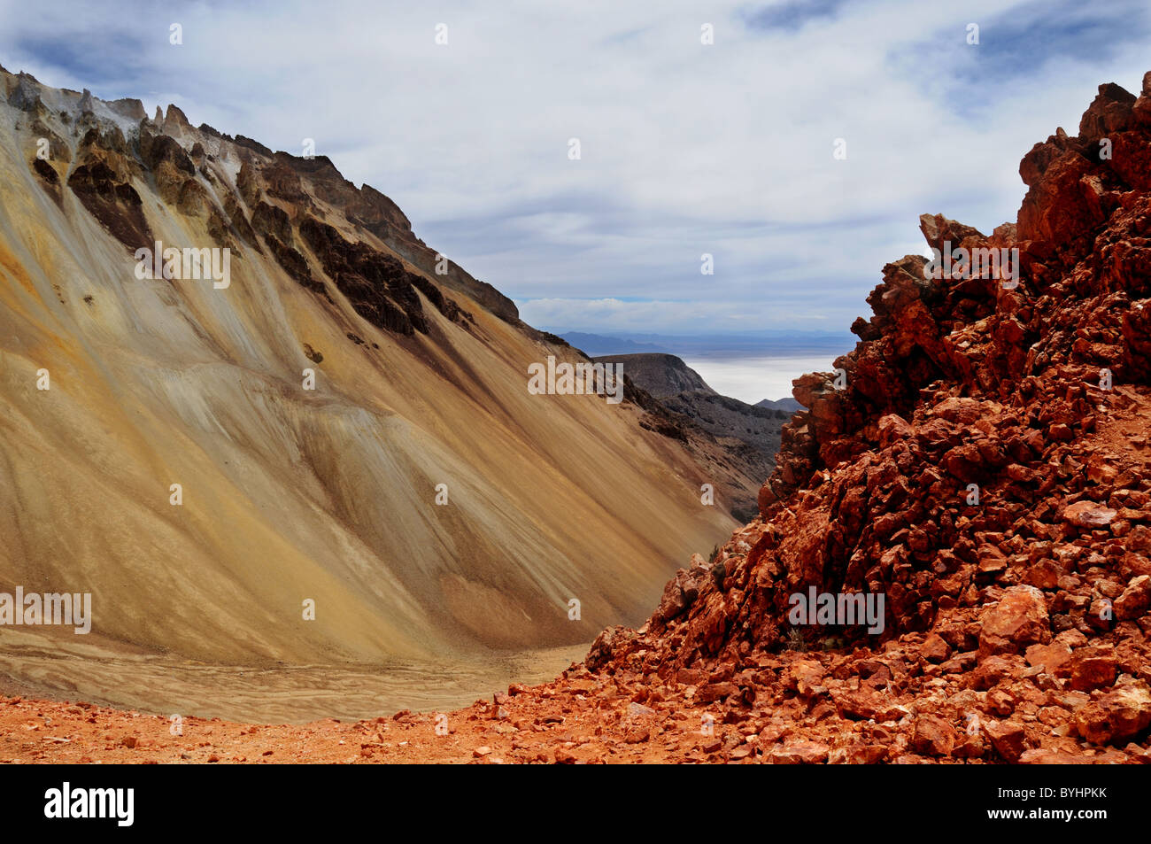 Vulcano Tunupa nel Salar de Uyuni in Bolivia Foto Stock