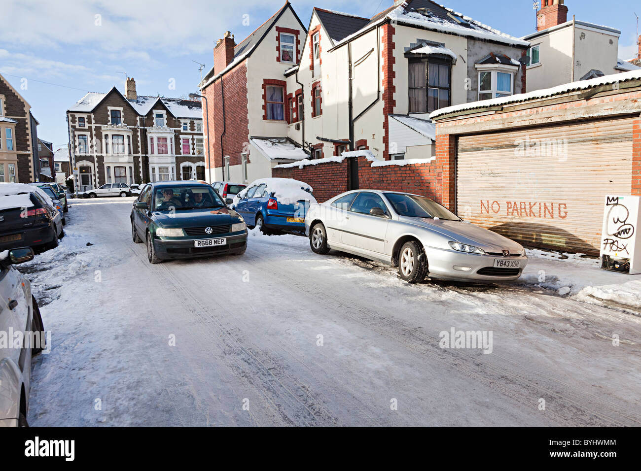 Vettura guidata sulla città icy street Cardiff Wales UK Foto Stock