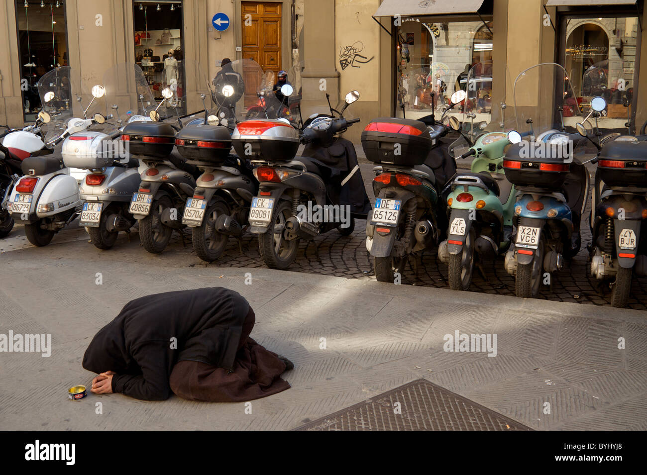 Un mendicante per le strade di Firenze, Italia Foto Stock