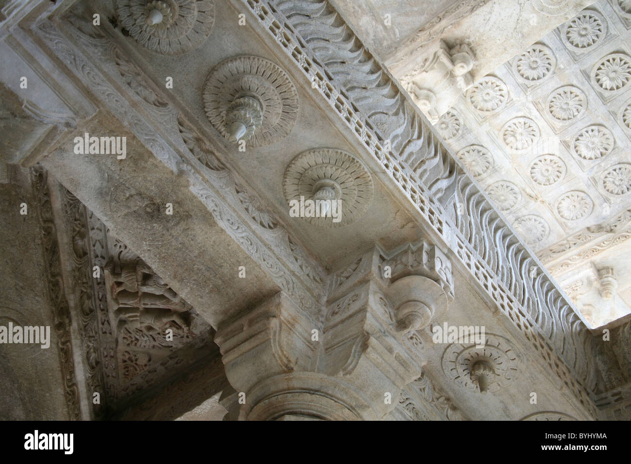 Con soffitti a volta in marmo scolpito massimali a Adishwar Chaumukha Mandir tempio Jain di Ranakpur, Rajasthan Foto Stock