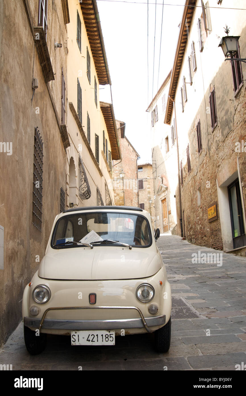 La città sulla collina di Montepulciano in Toscana meridionale, Italia Foto Stock