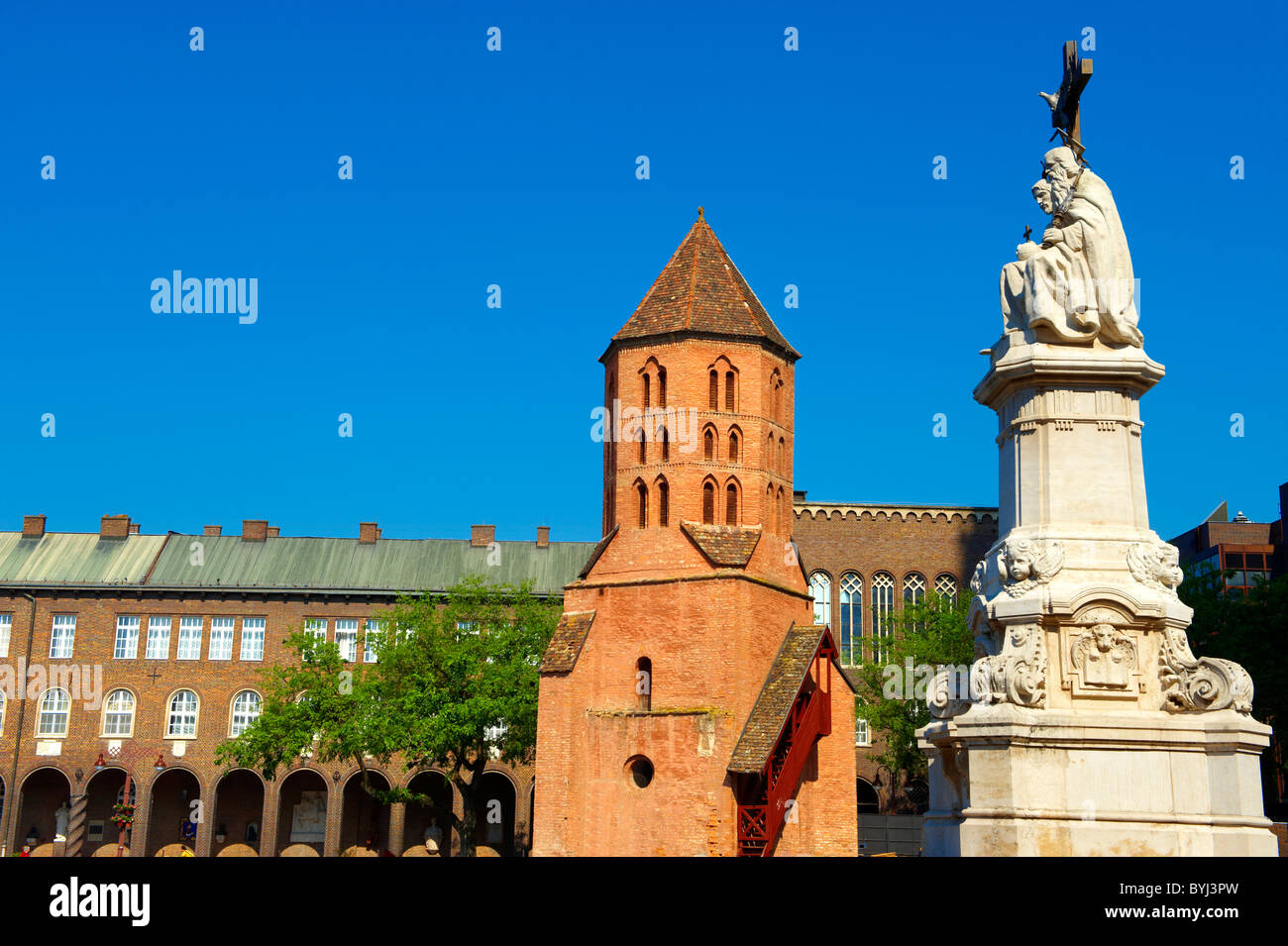 Campanile medievale della Cattedrale di Szeged e Università chiostri, Piazza Dom, Ungheria Foto Stock