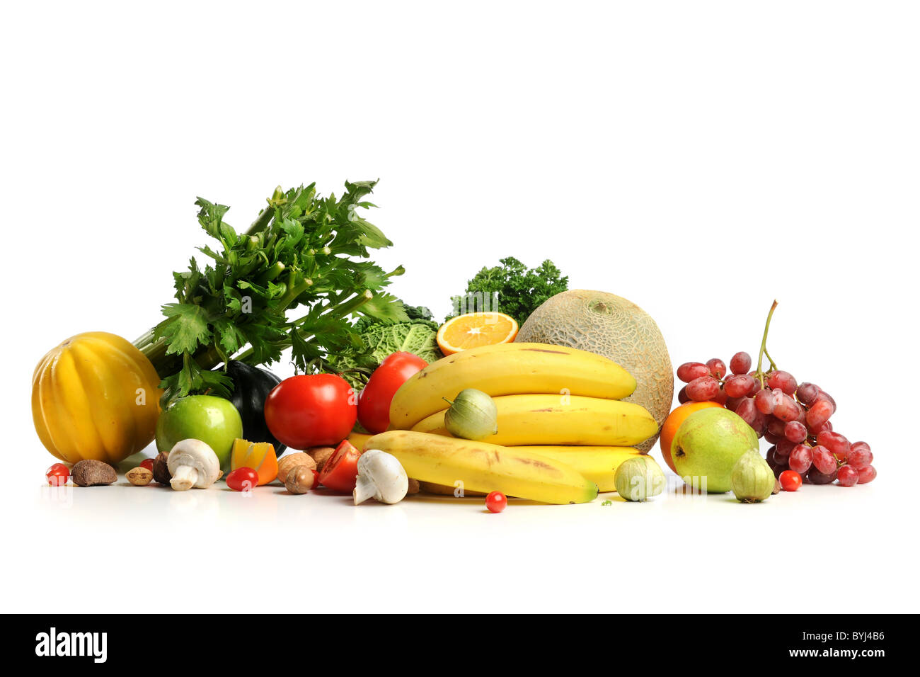 Assortimento di frutta fresca e verdura isolate su sfondo bianco Foto Stock