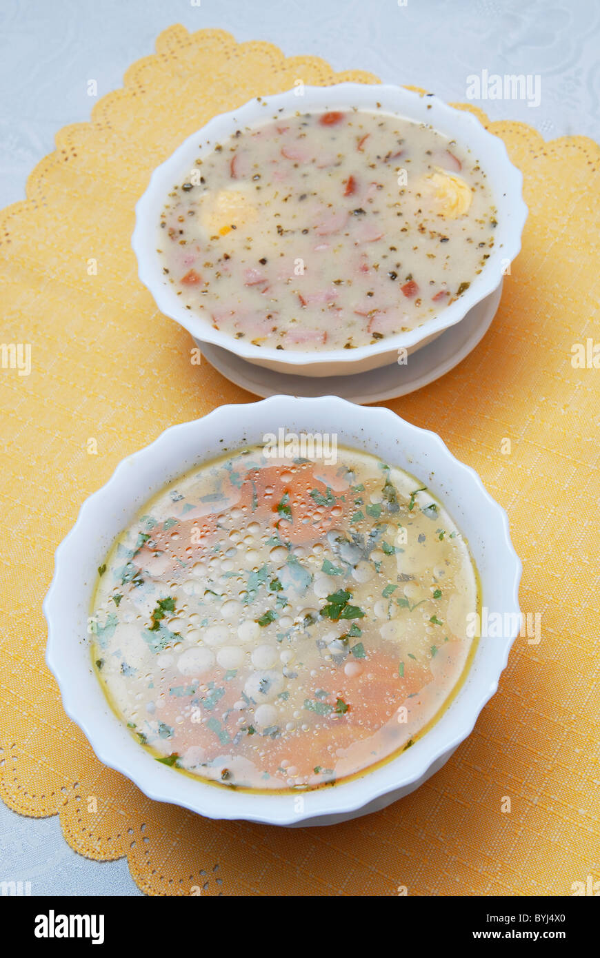 Il brodo, la zuppa di pollo con tagliatelle e polacco sour zuppa di segale Foto Stock