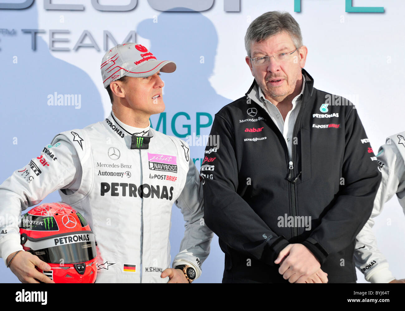 Driver Michael Schumacher (GER,a sinistra) e Ross Brawn (GBR), team principal e co-proprietario, sia la Mercedes GP team di Formula Uno Foto Stock