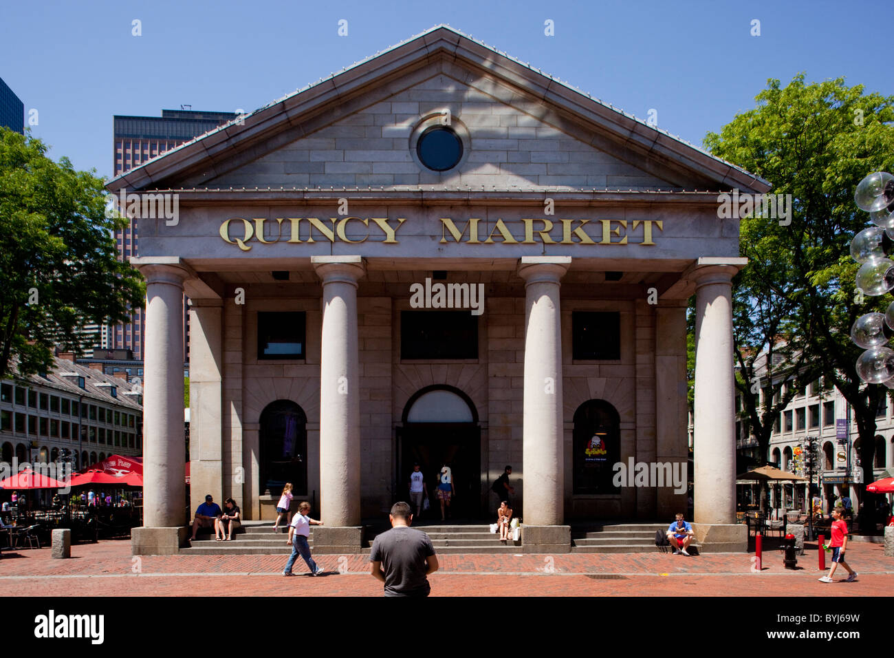 Stati Uniti d'America, Massachusetts, Boston, i turisti a piedi passato Ingresso al Mercato di Quincy su mattinata estiva Foto Stock