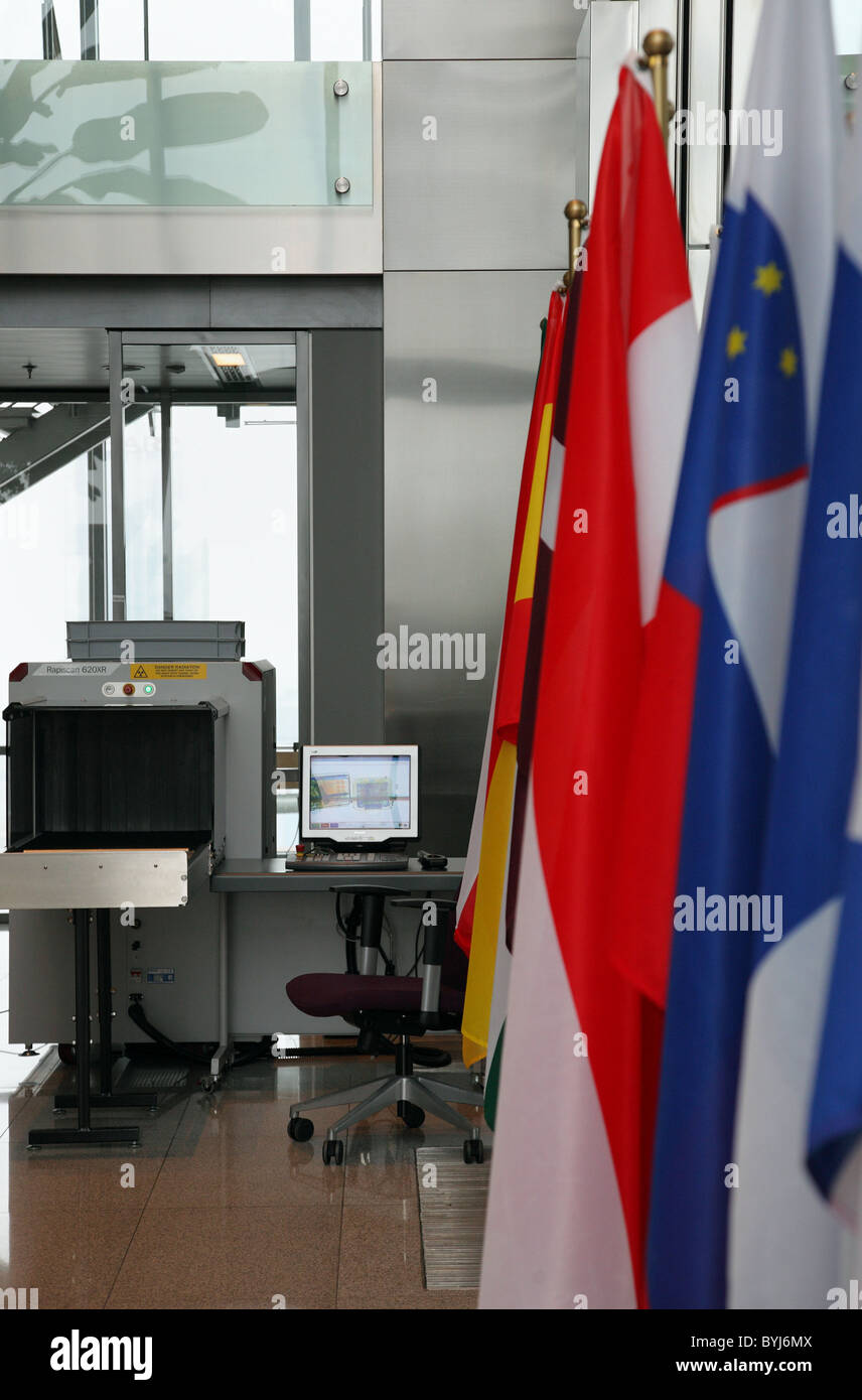 L'entrata principale dell'agenzia europea Frontex con un controllo di sicurezza, Varsavia, Polonia Foto Stock