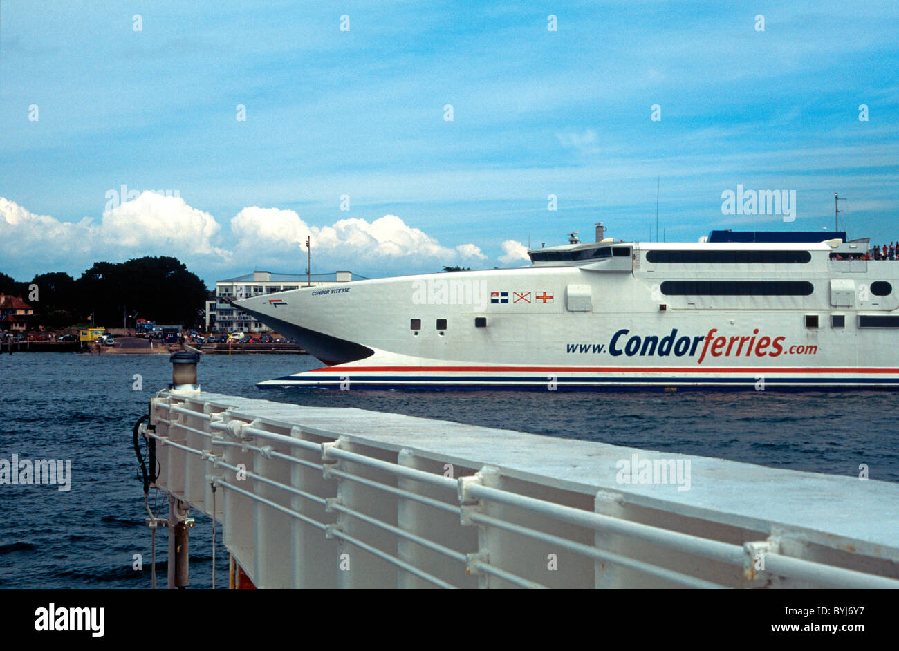Condor Ferries Alta Velocità Traghetti Condor Vitesse entra nel porto di Poole, Poole, Dorset, dalla Francia, raffigurato da banchi di sabbia ferry Foto Stock