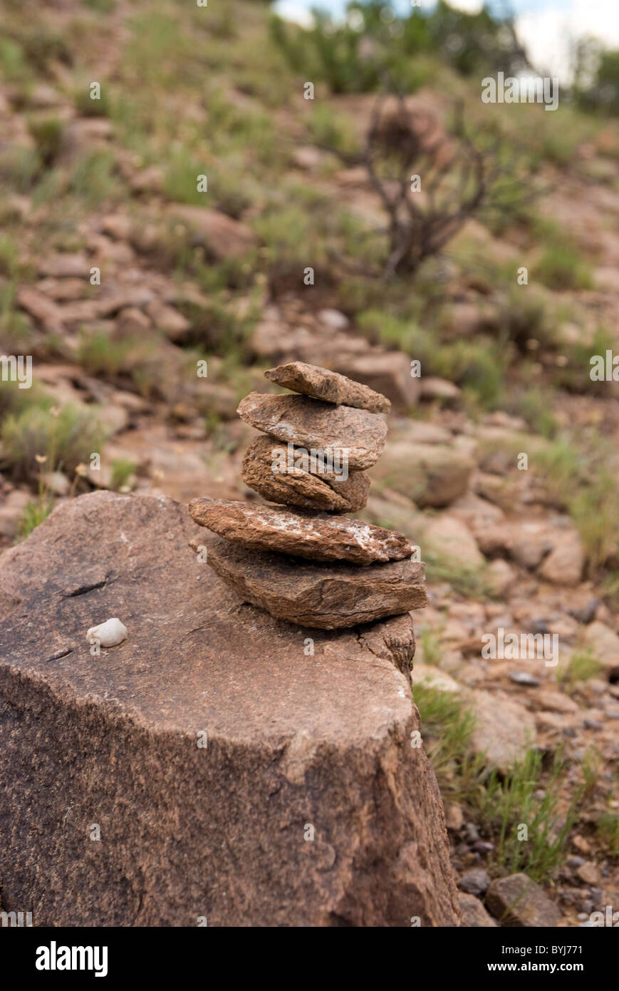 Rocce impilate su di una collina in un pueblo indian area del Nuovo Messico, STATI UNITI D'AMERICA Foto Stock