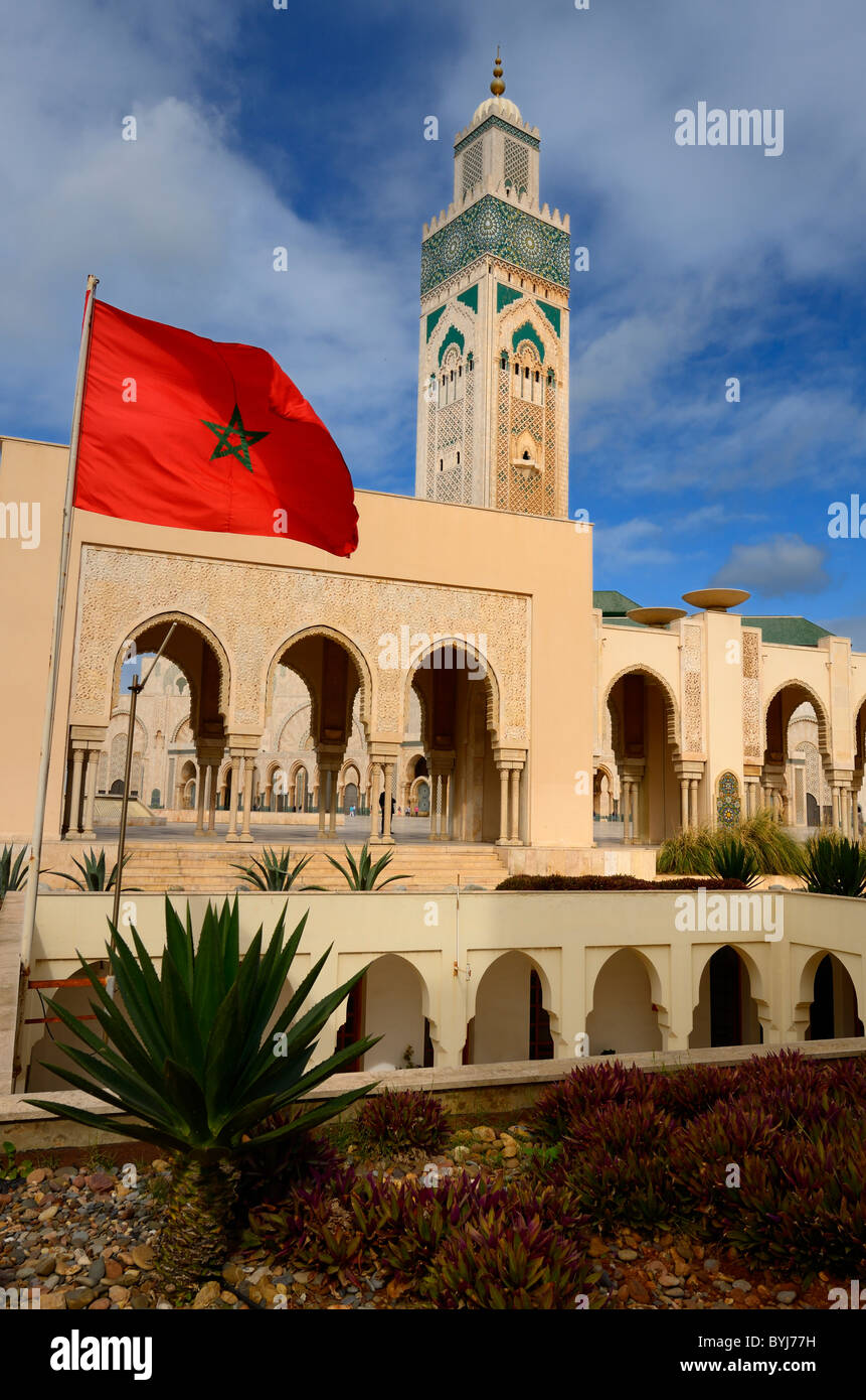 Bandiera marocchina e giardini presso la moschea di Hassan II a Casablanca in Marocco Foto Stock