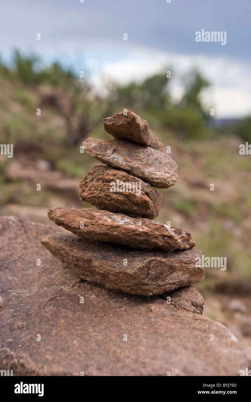 Rocce impilate su di una collina in un pueblo indian area del Nuovo Messico, STATI UNITI D'AMERICA Foto Stock