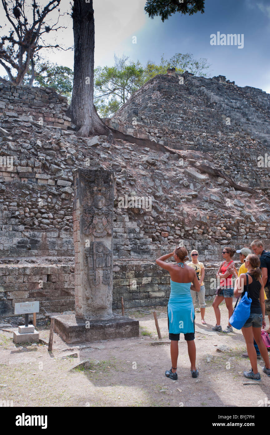 I turisti di esaminare l'architettura maya e rovine storiche presso Copan Ruinas, Honduras, America centrale. Foto Stock