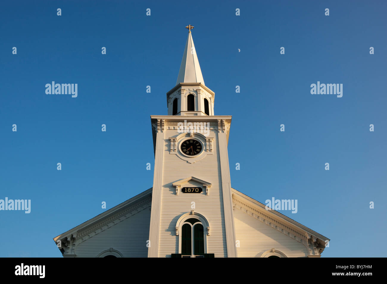 Stati Uniti d'America, Massachusetts, Yarmouth Port, impostando il sole illumina il campanile bianco della prima chiesa congregazionale sulla serata estiva Foto Stock