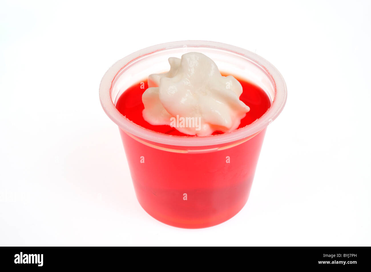 Jell-o pentola con panna montata topping su sfondo bianco, ritaglio. Foto Stock