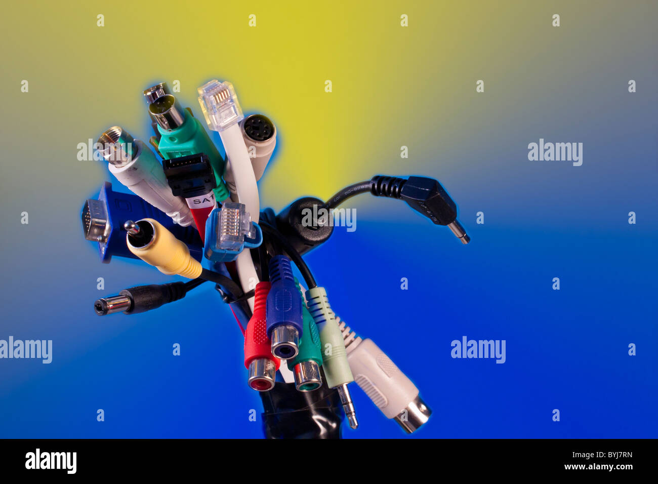 Un fascio di connettori elettronici Foto Stock