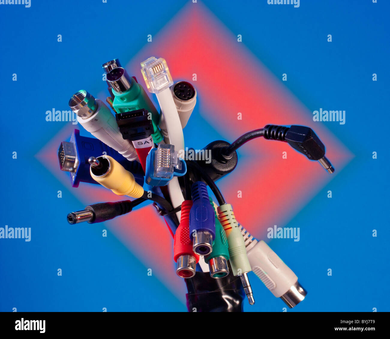 Un fascio di connettori elettronici Foto Stock