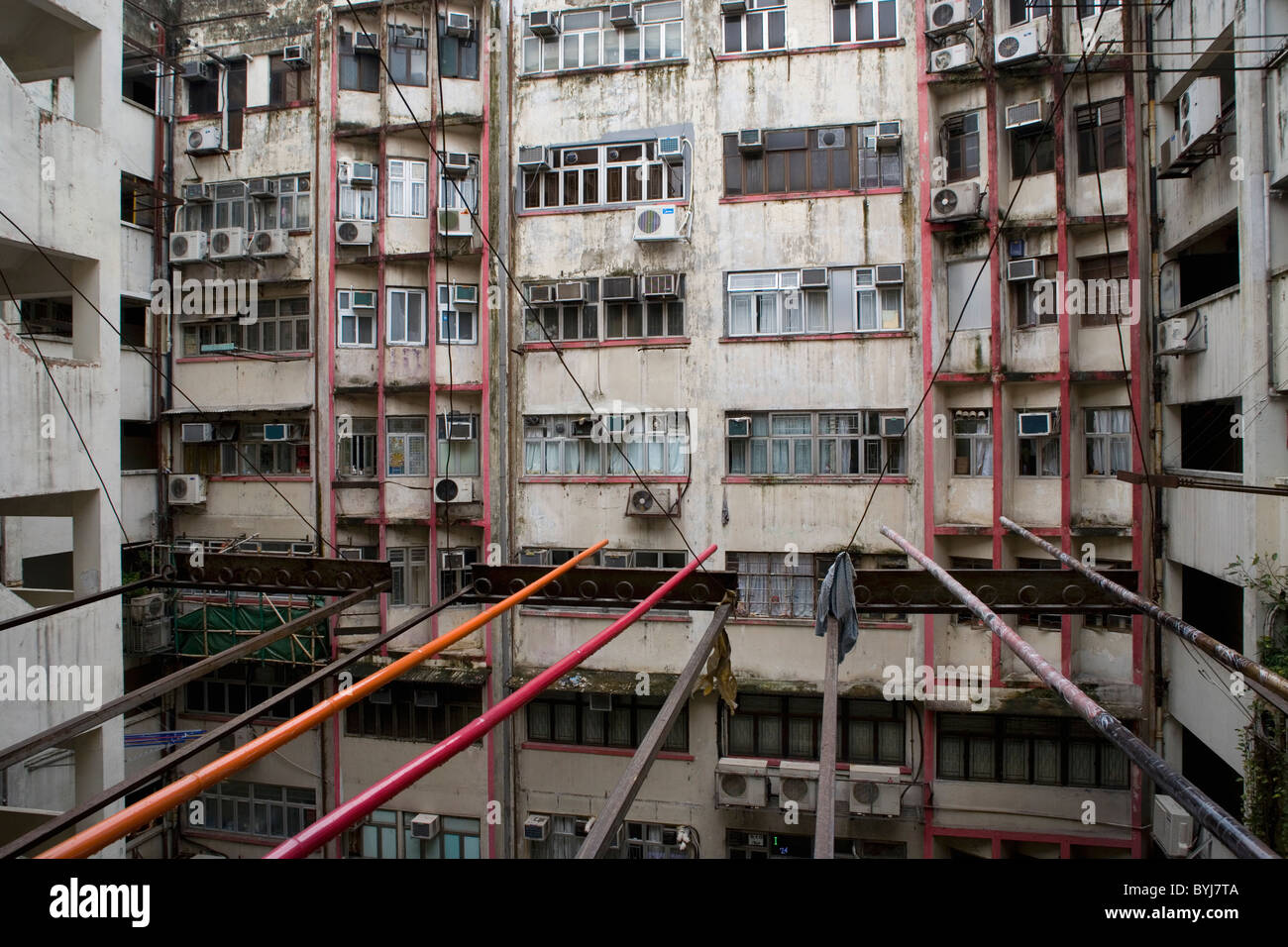 Gli appartamenti del dopoguerra in cattivo stato con notevole i tappini colorati che i cinesi stanno utilizzando per l'asciugatura Foto Stock